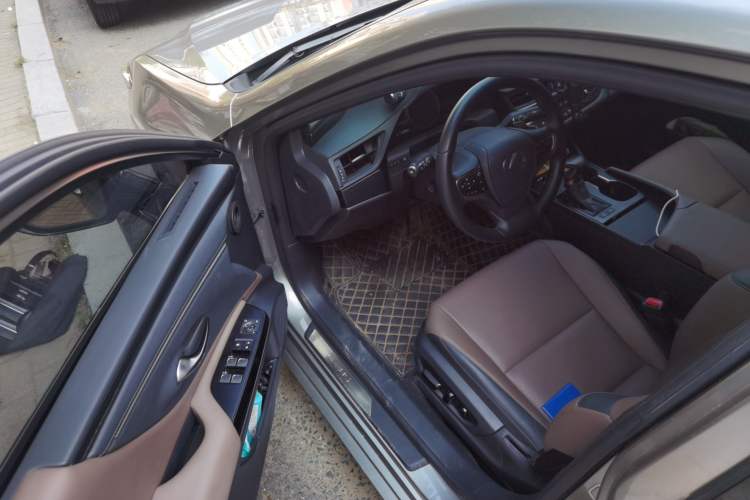 Used Lexus ES 2023 200 Excellence Edition Interior 3