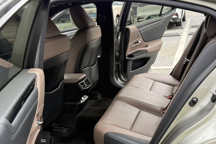 Used Lexus ES 2023 200 Excellence Edition Interior 3