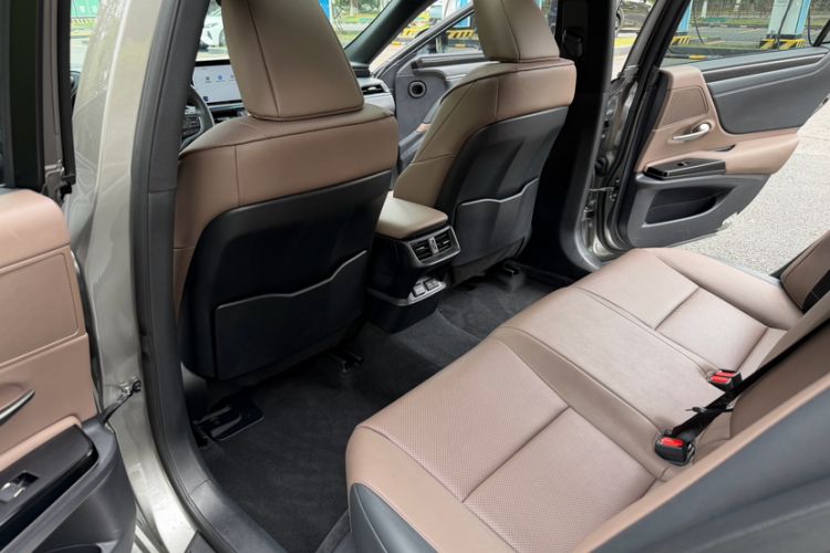 Used Lexus ES 2023 200 Excellence Edition Interior 6