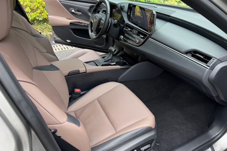 Used Lexus ES 2023 200 Excellence Edition Interior 8