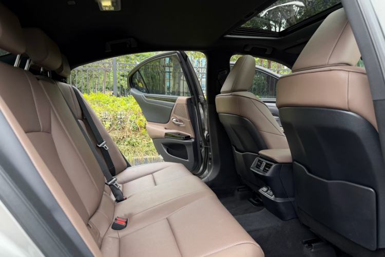Used Lexus ES 2023 200 Excellence Edition Interior 9