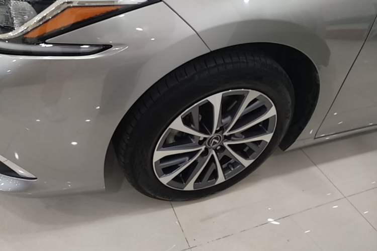 Used Lexus ES 2023 200 Excellence Edition Left Front Wheel Hub