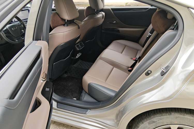 Used Lexus ES 2023 260 Excellence Edition Left Rear Seat