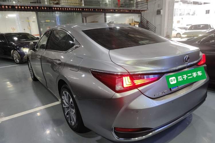 Used Lexus ES 2023 200 Excellence Edition Rear Left 45 Deg