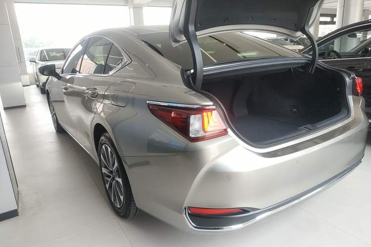 Used Lexus ES 2023 200 Excellence Edition Rear Left 45 Deg