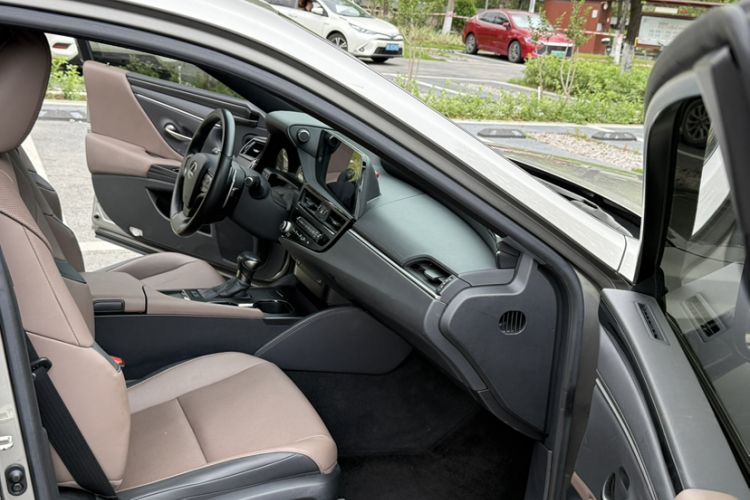 Used Lexus ES 2023 200 Excellence Edition Right Front Seat