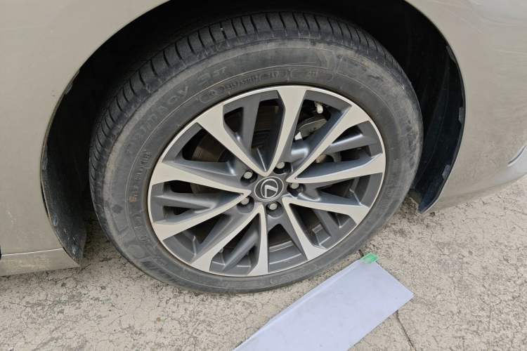 Used Lexus ES 2023 260 Excellence Edition Right Front Wheel Hub