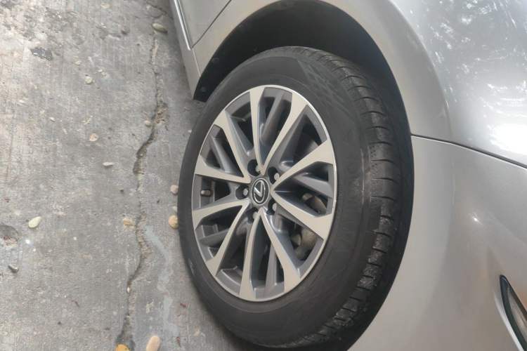 Used Lexus ES 2023 200 Excellence Edition Right Front Wheel Hub