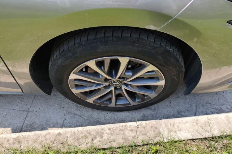 Used Lexus ES 2023 200 Excellence Edition Right Front Wheel Hub