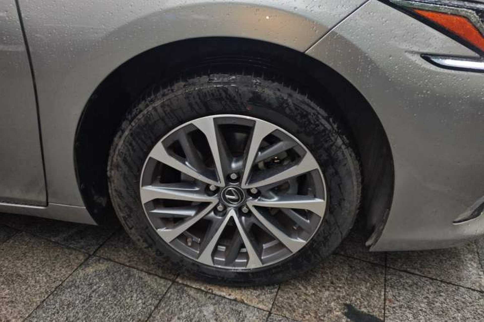 Used Lexus ES 2023 260 Excellence Edition Right Front Wheel Hub
