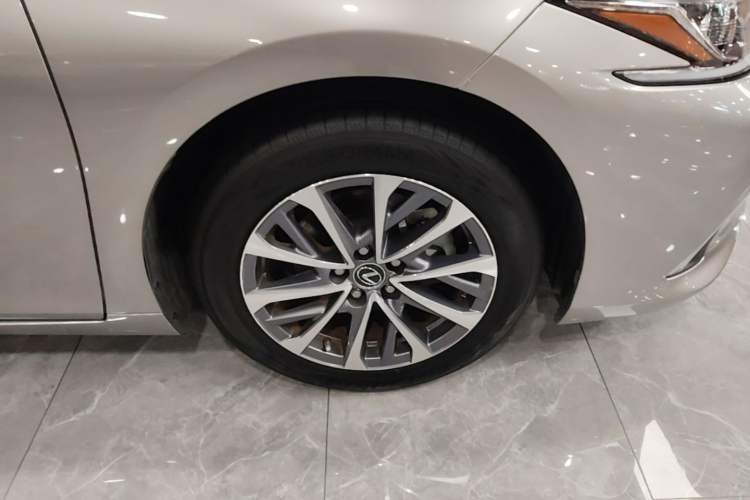 Used Lexus ES 2023 200 Excellence Edition Right Front Wheel Hub