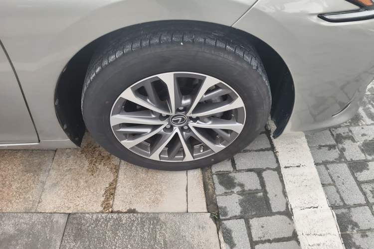 Used Lexus ES 2023 200 Excellence Edition Right Front Wheel Hub