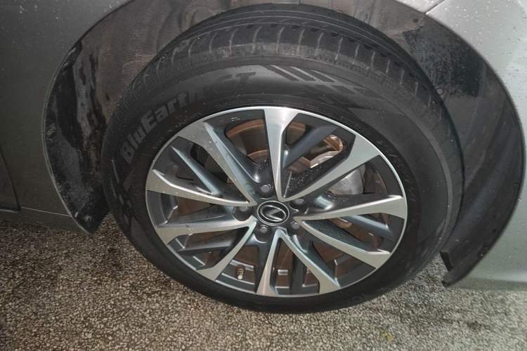 Used Lexus ES 2023 200 Luxury Edition Right Front Wheel Hub