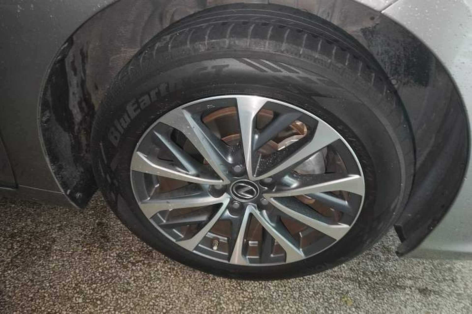 Used Lexus ES 2023 200 Luxury Edition Right Front Wheel Hub