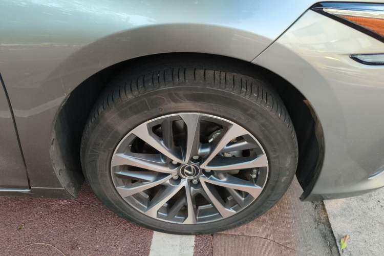 Used Lexus ES 2023 200 Excellence Edition Right Front Wheel Hub