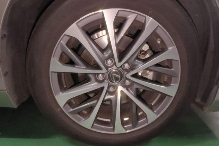 Used Lexus ES 2023 200 Excellence Edition Right Front Wheel Hub