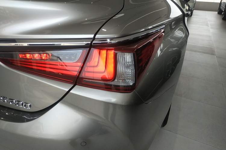 Used Lexus ES 2023 200 Excellence Edition Right Rear Taillight