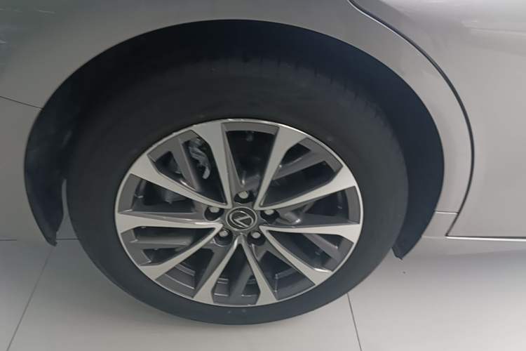 Used Lexus ES 2023 200 Excellence Edition Right Rear Wheel Hub