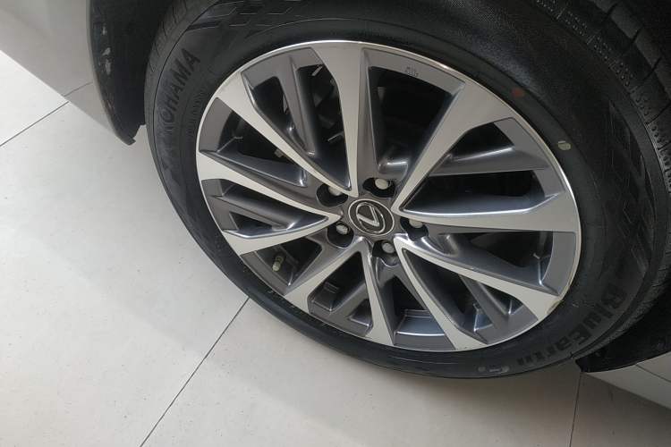 Used Lexus ES 2023 200 Excellence Edition Right Rear Wheel Hub