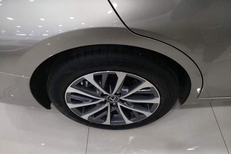 Used Lexus ES 2023 200 Excellence Edition Right Rear Wheel Hub