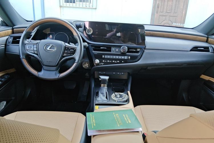 Used Lexus ES 2023 200 Luxury Edition Center Console