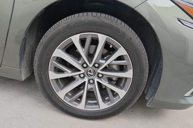 Used Lexus ES 2023 200 Luxury Edition Right Front Wheel Hub