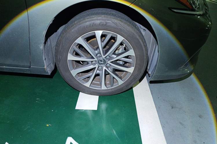Used Lexus ES 2023 200 Excellence Edition Right Front Wheel Hub