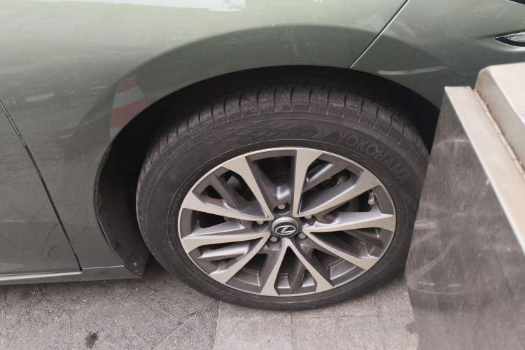 Used Lexus ES 2023 200 Excellence Edition Right Front Wheel Hub