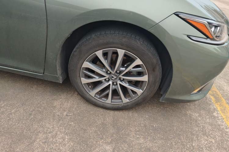 Used Lexus ES 2023 200 Excellence Edition Right Front Wheel Hub