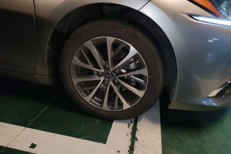 Used Lexus ES 2023 200 Excellence Edition Right Front Wheel Hub