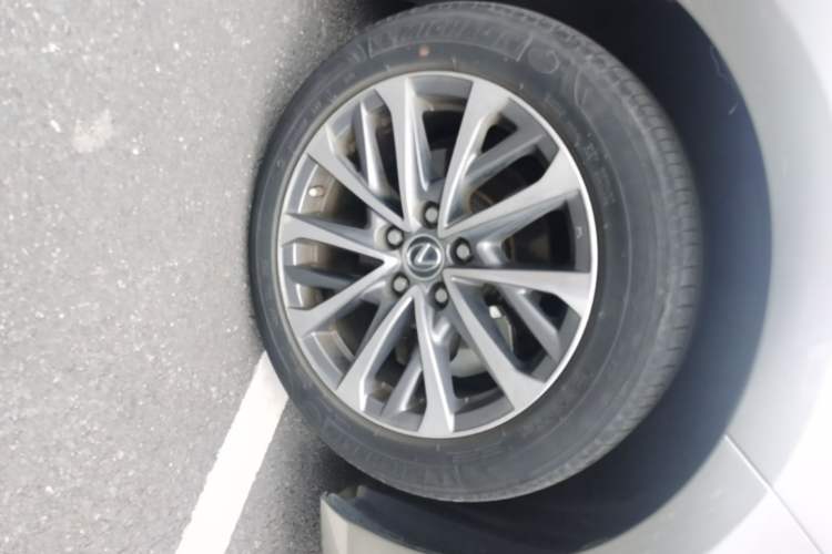 Used Lexus ES 2023 260 Excellence Edition Right Front Wheel Hub