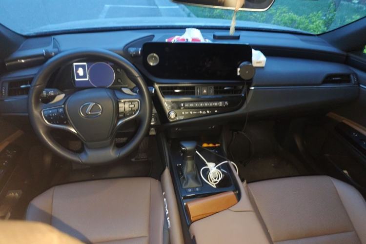 Used Lexus ES 2023 260 Excellence Edition Center Console