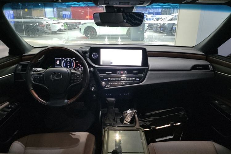 Used Lexus ES 2023 200 Luxury Edition Center Console