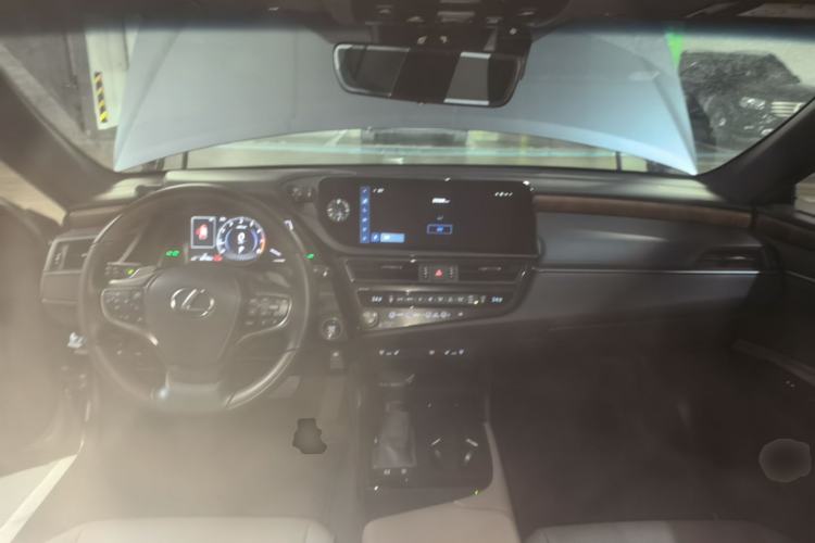 Used Lexus ES 2023 200 Luxury Edition Center Console