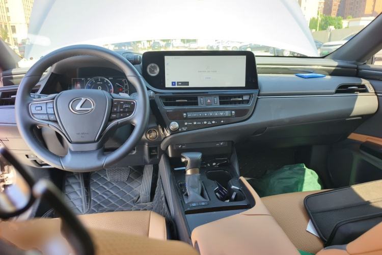 Used Lexus ES 2023 200 Excellence Edition Center Console