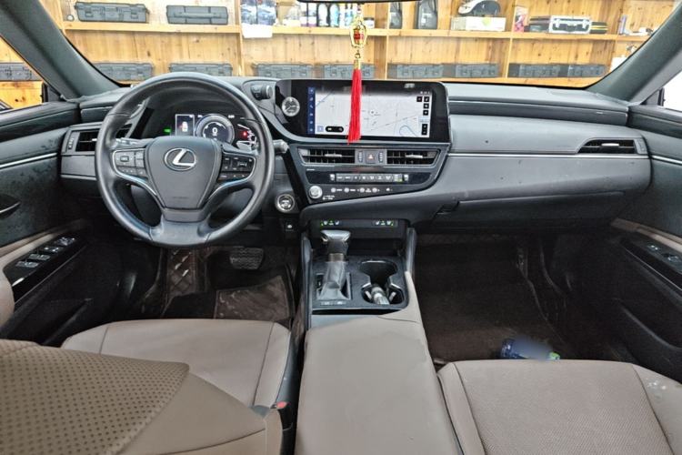Used Lexus ES 2023 260 Excellence Edition Center Console