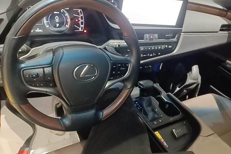 Used Lexus ES 2023 200 Luxury Edition Center Console