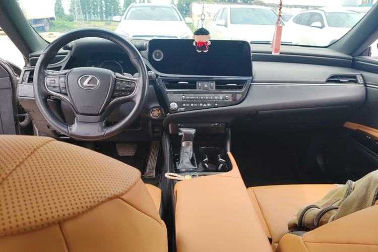 Used Lexus ES 2023 200 Excellence Edition Center Console