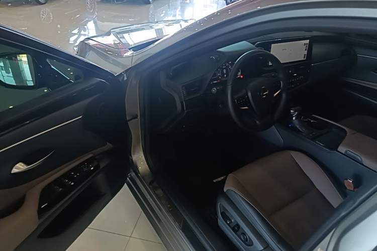 Used Lexus ES 2023 200 Excellence Edition Driver Seat