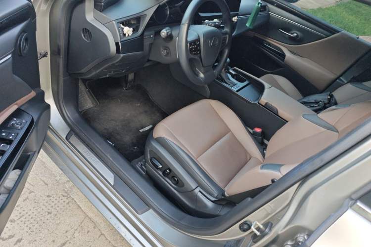 Used Lexus ES 2023 200 Excellence Edition Driver Seat