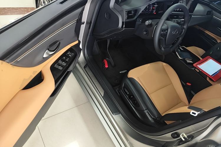 Used Lexus ES 2023 200 Excellence Edition Driver Seat