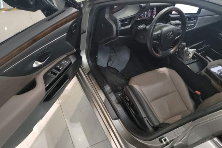 Used Lexus ES 2023 200 Luxury Edition Driver Seat