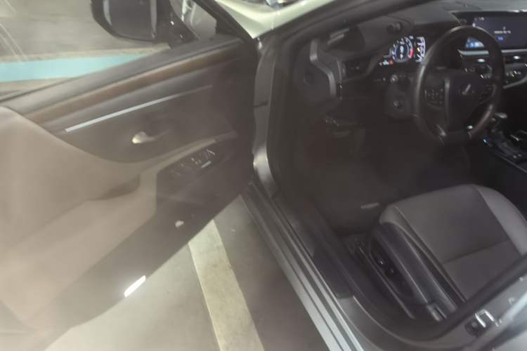 Used Lexus ES 2023 200 Luxury Edition Driver Seat