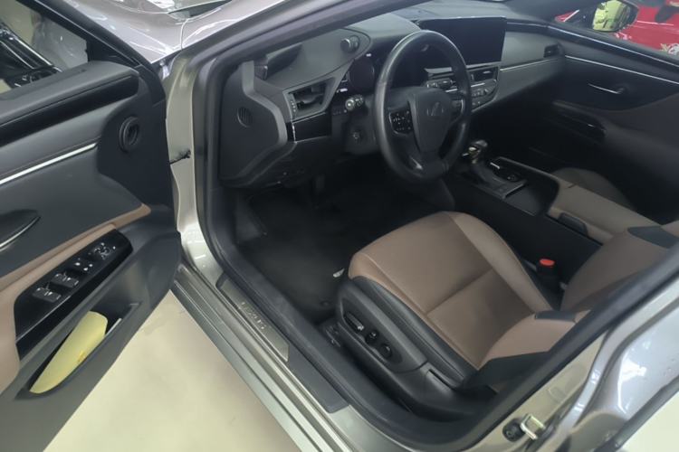 Used Lexus ES 2023 200 Excellence Edition Driver Seat