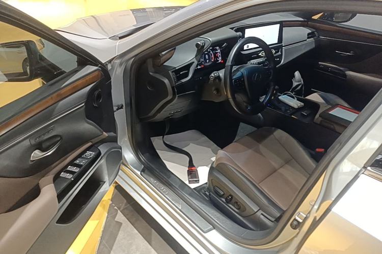 Used Lexus ES 2023 200 Luxury Edition Driver Seat