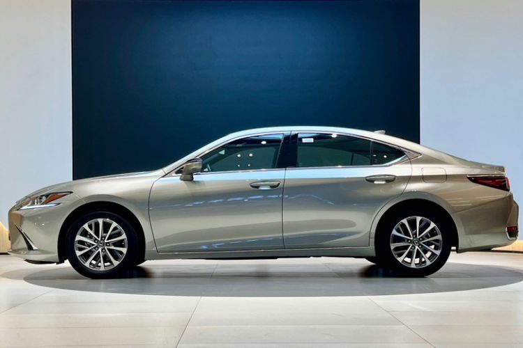 Used Lexus ES 2023 200 Excellence Edition Exterior 6