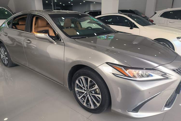 Used Lexus ES 2023 200 Excellence Edition Front Right 45 Deg