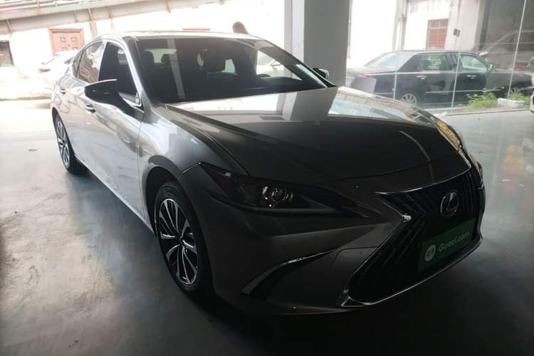 Used Lexus ES 2023 200 Excellence Edition Front Right 45 Deg