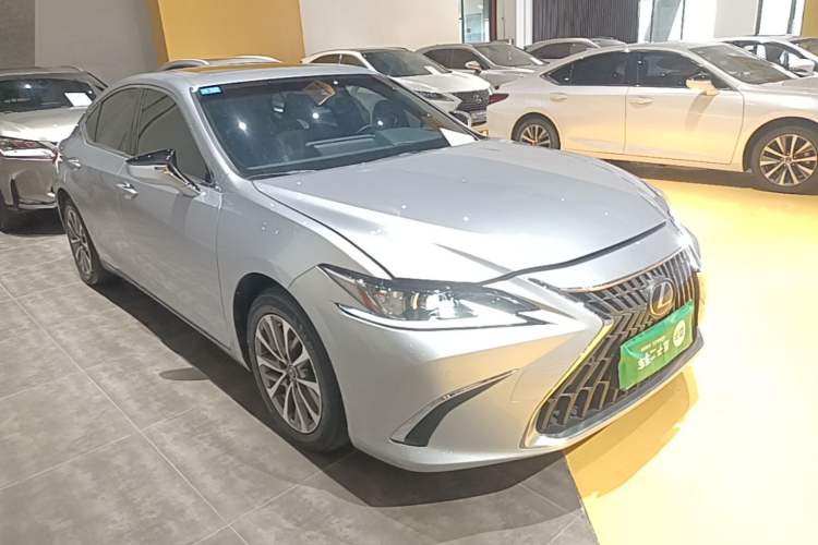 Used Lexus ES 2023 200 Luxury Edition Front Right 45 Deg