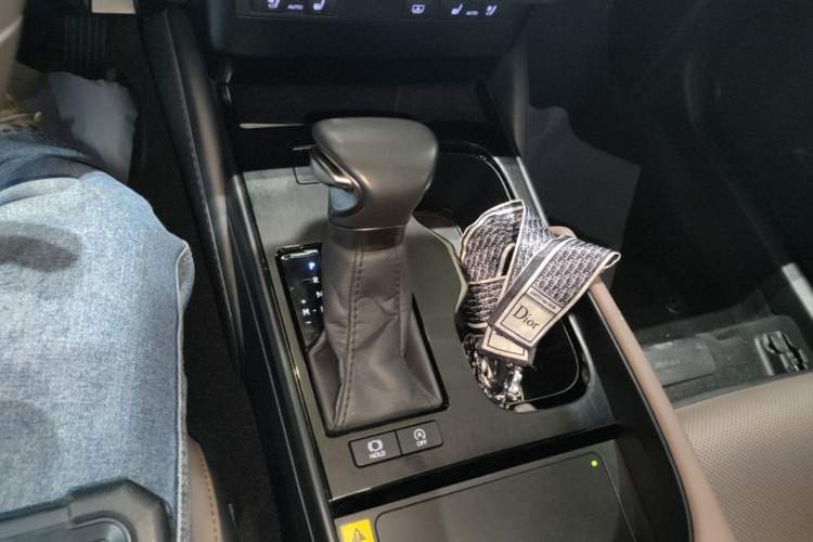 Used Lexus ES 2023 200 Luxury Edition Gear Lever